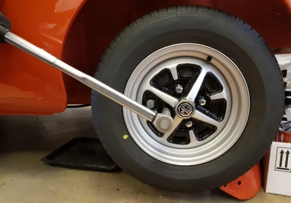 Torque wrench tightening bolts on MG tyre